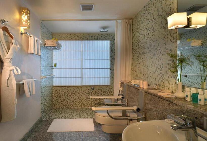 סוויטה, Gokulam Grand Turtle On The Beach