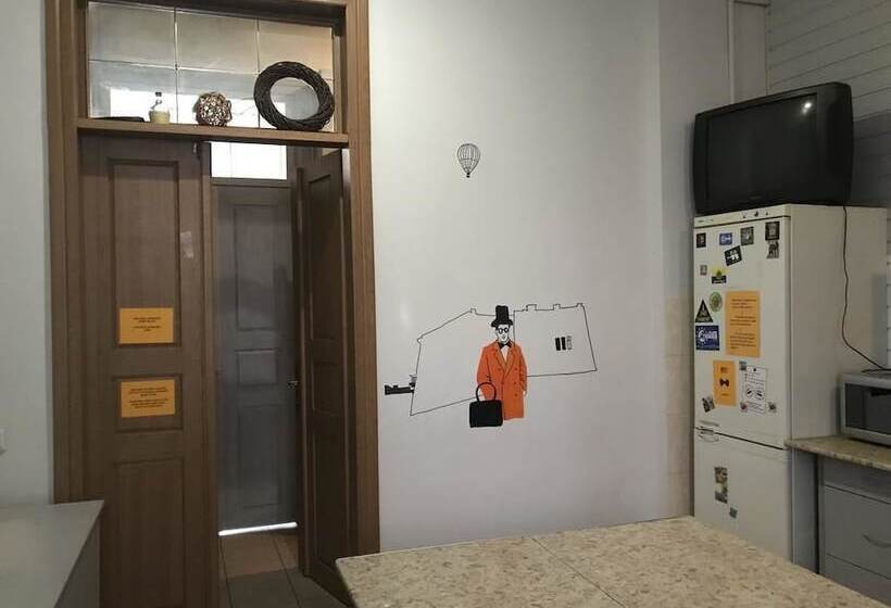 غرفة قياسية ثلاثية, Mister Hostel