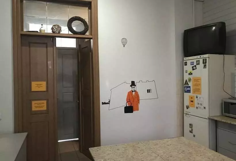 اتاق استاندارد سه نفره, Mister Hostel