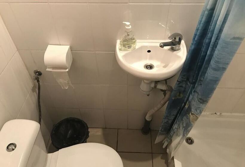 اتاق استاندارد سه نفره, Mister Hostel