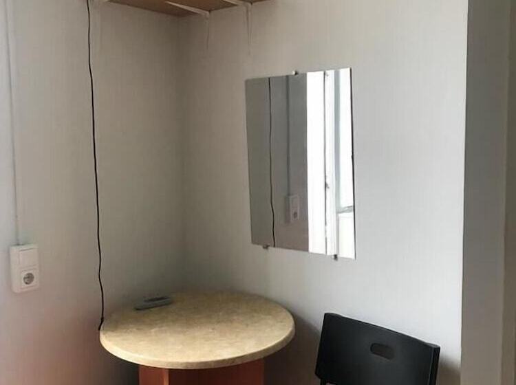 اتاق استاندارد سه نفره, Mister Hostel