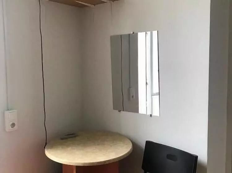 اتاق استاندارد سه نفره, Mister Hostel