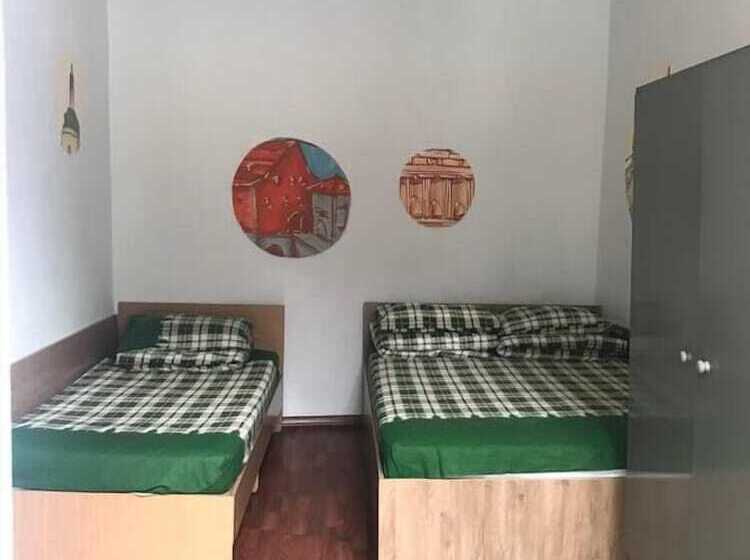 اتاق استاندارد سه نفره, Mister Hostel