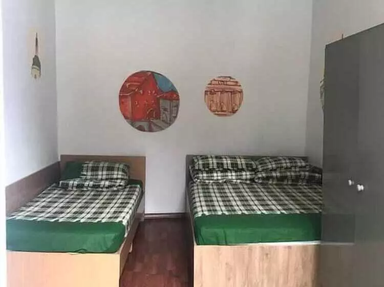 اتاق استاندارد سه نفره, Mister Hostel