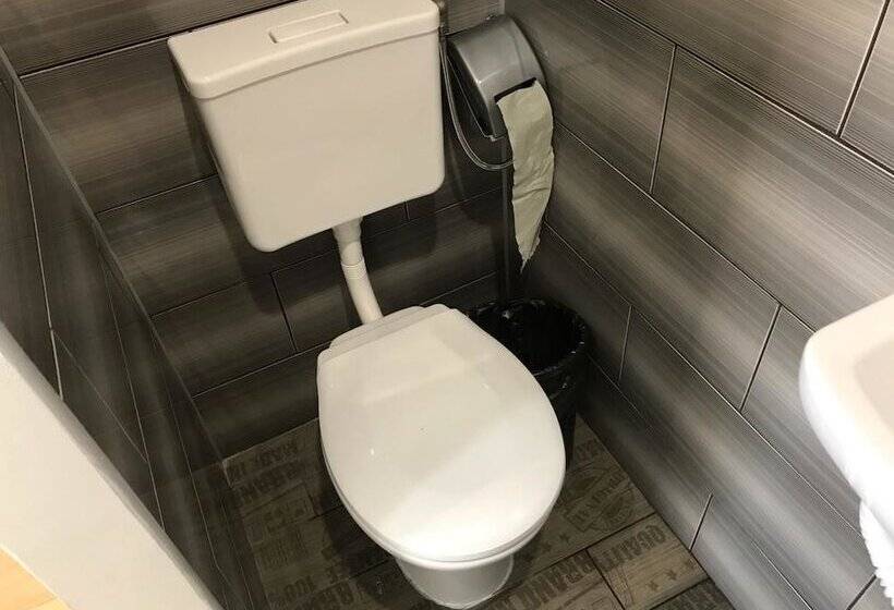 اتاق استاندارد, Mister Hostel