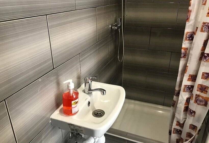 اتاق استاندارد, Mister Hostel