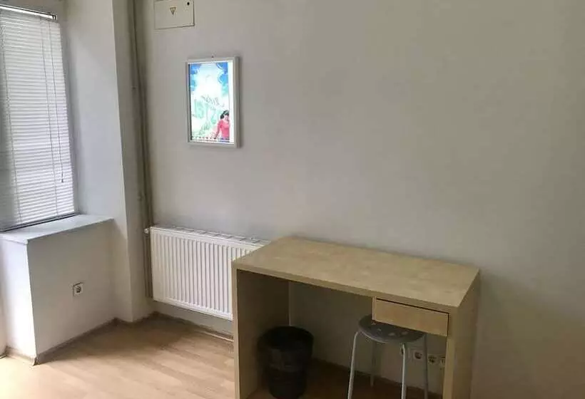 اتاق استاندارد, Mister Hostel