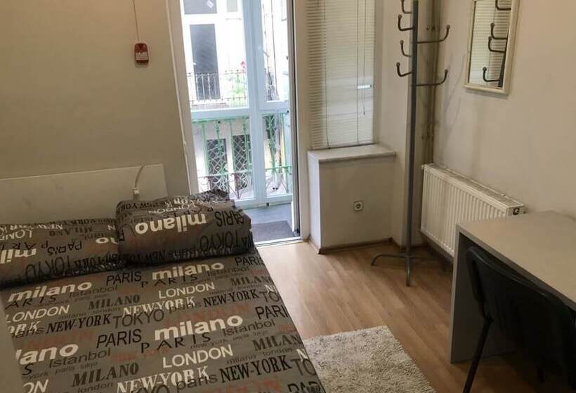 اتاق استاندارد, Mister Hostel