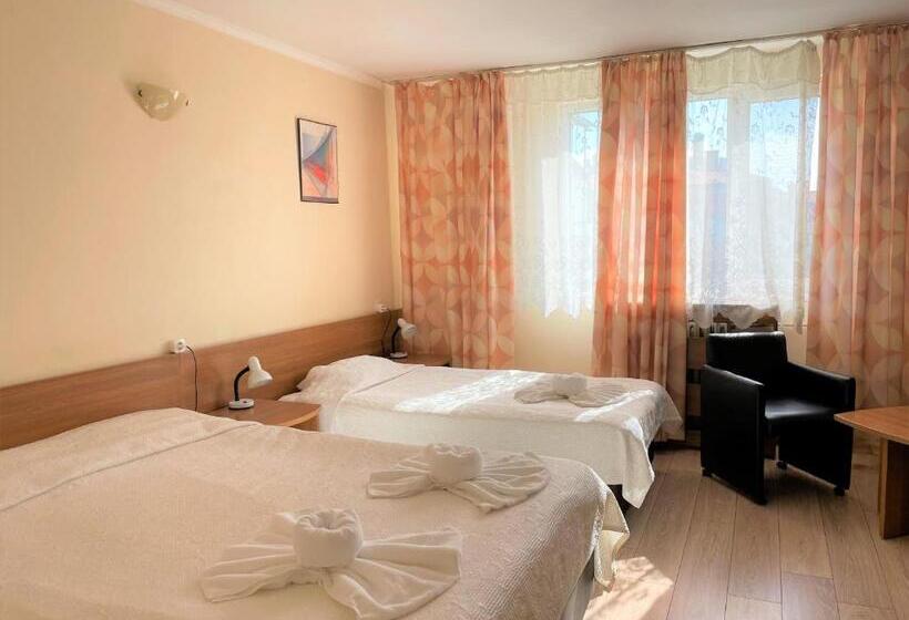 غرفة قياسية ثلاثية, Family Hotel Central