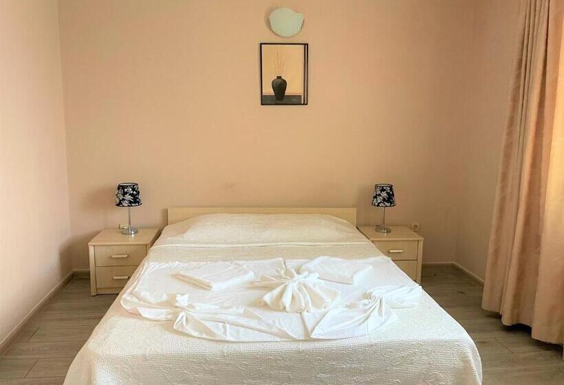 جناح, Family Hotel Central