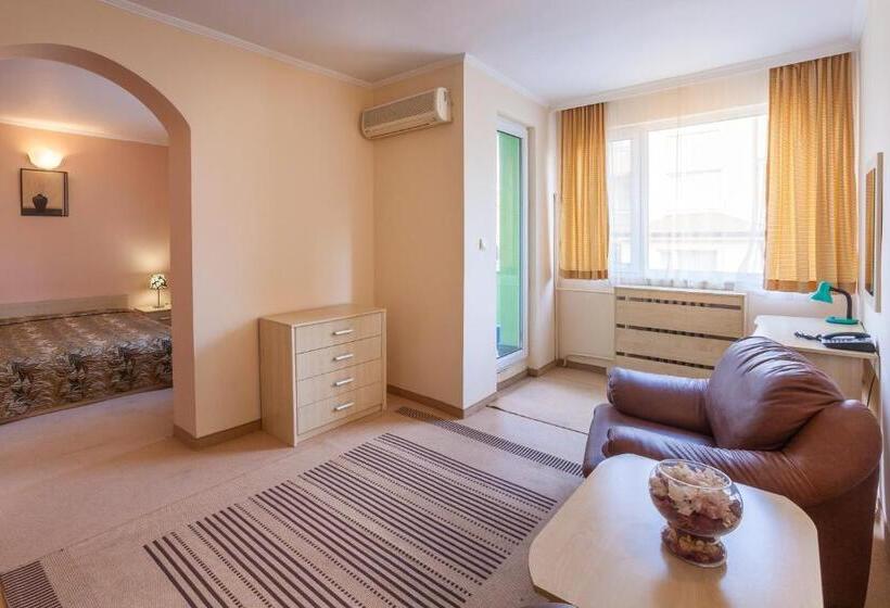 جناح, Family Hotel Central