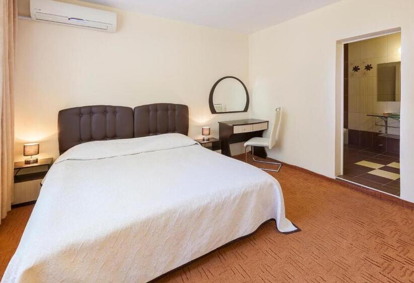 جناح, Family Hotel Central