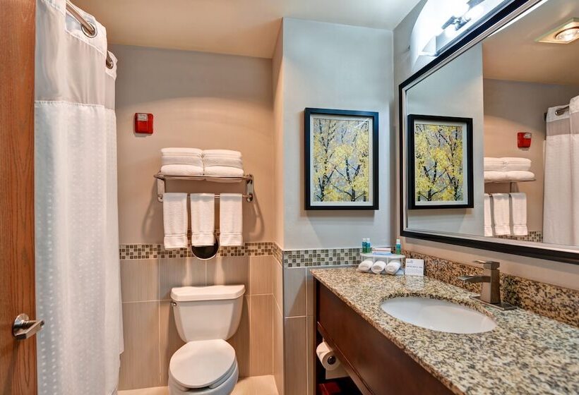 جناح, Holiday Inn Express Hotel & Suites Milwaukee New Berlin, An Ihg