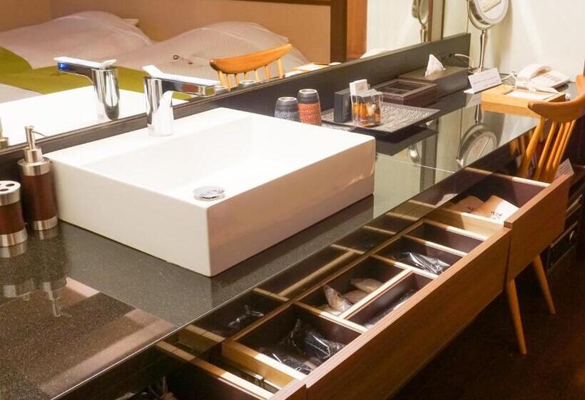 جناح كلاسيكي, Akan Tsuruga Besso Hinanoza