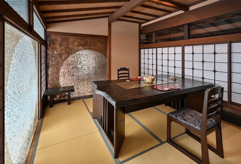 جناح ديلوكس, Akan Tsuruga Besso Hinanoza