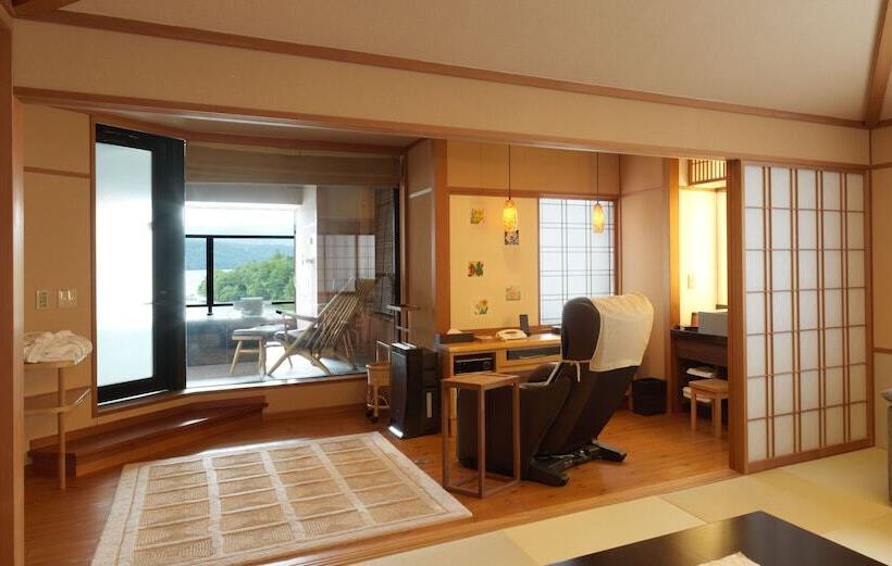 جناح سوبيريور, Akan Tsuruga Besso Hinanoza