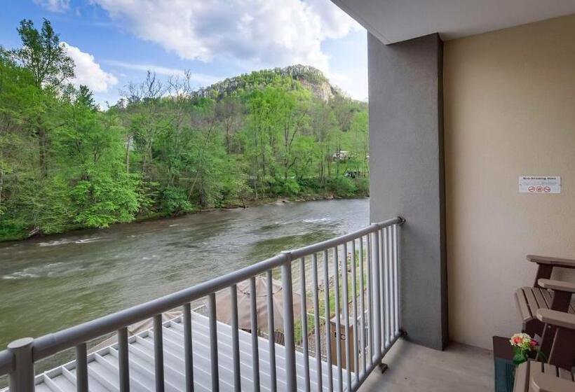 キングサイズベッドのスイートルーム, Best Western Plus River Escape Sylva / Dillsboro