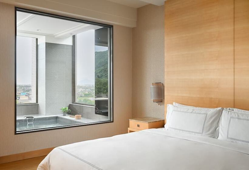 سوییت, Evergreen Resort Hotel Jiaosi