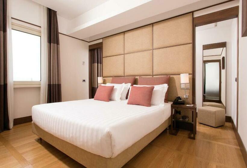 Люкс, The Independent