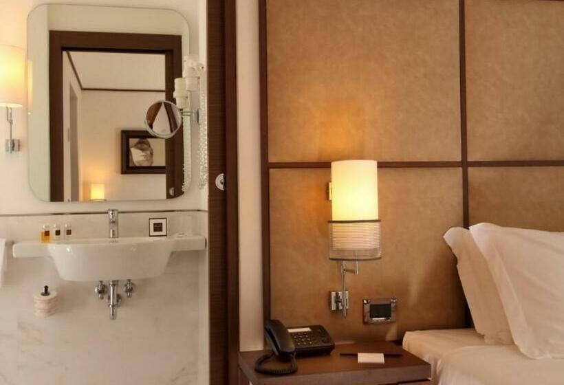 Классический Номер, The Independent