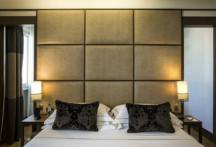 Люкс, The Independent