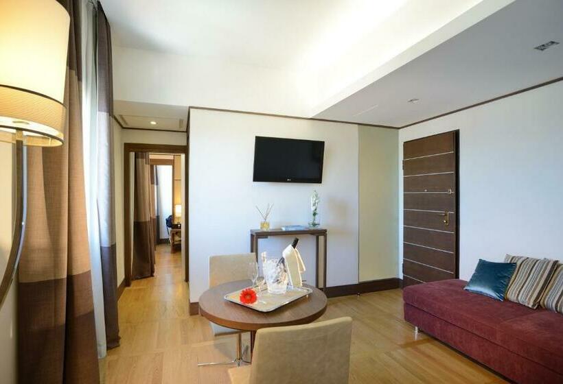 Полулюкс, The Independent