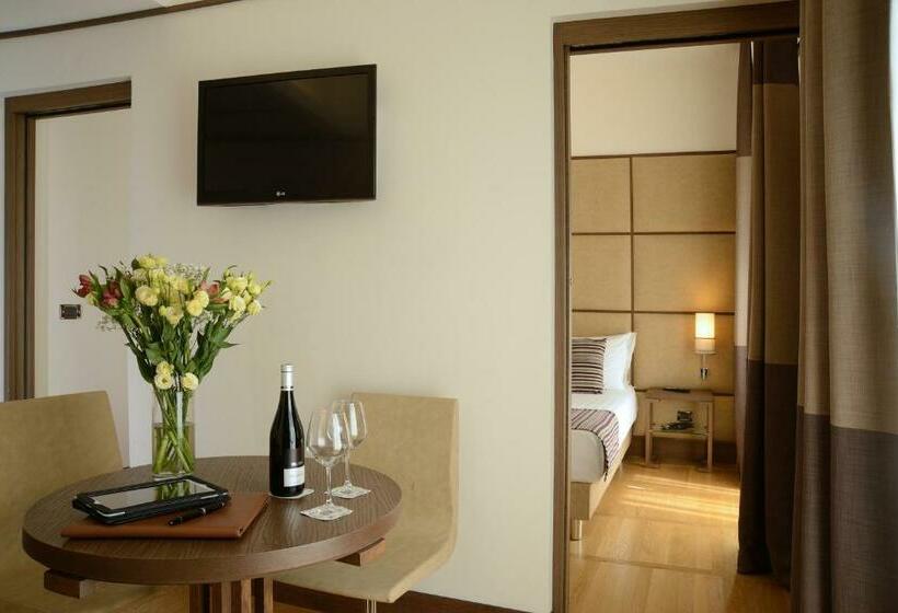 Полулюкс, The Independent