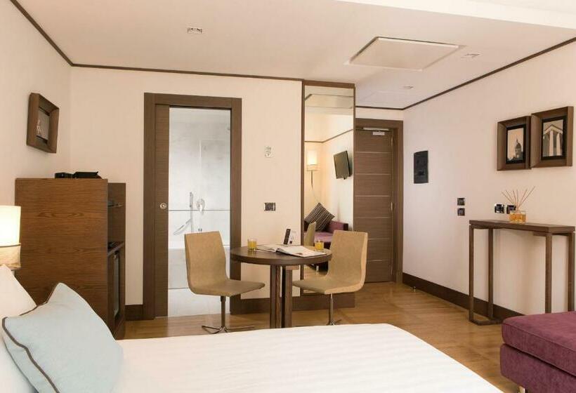 Люкс, The Independent