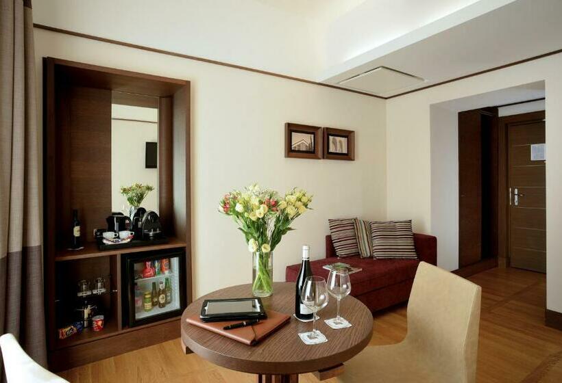 Полулюкс, The Independent