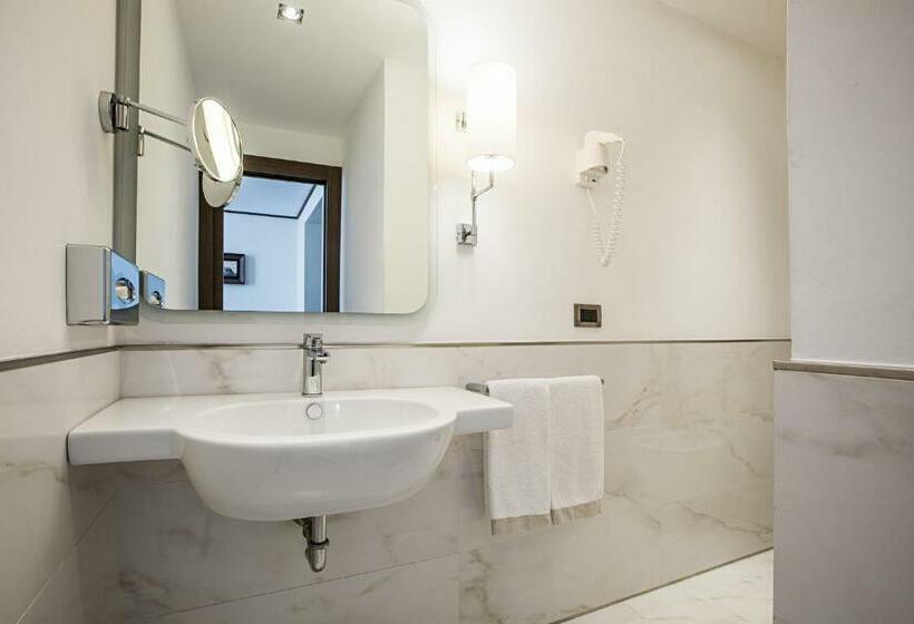 Классический Номер, The Independent