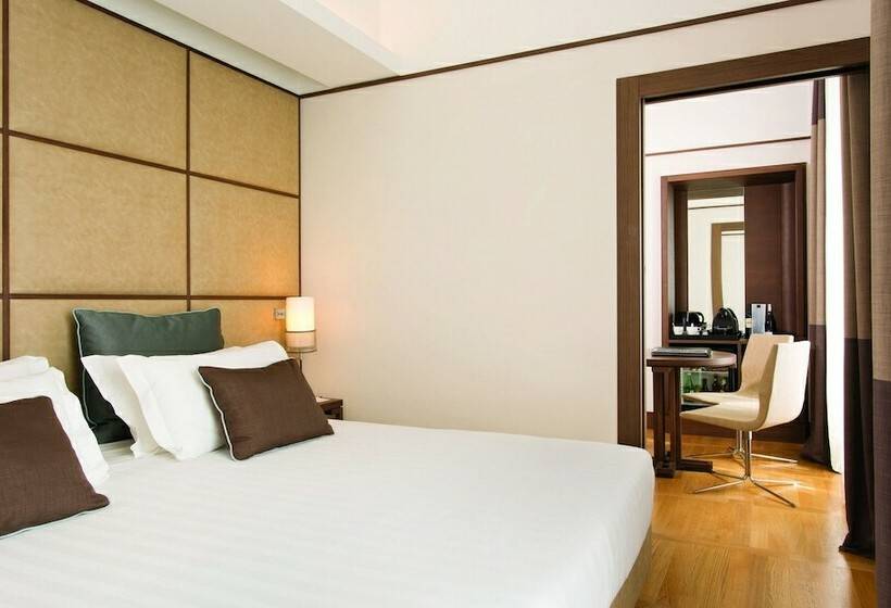 Люкс, The Independent