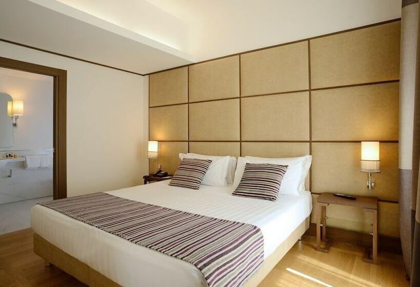 Классический Номер, The Independent