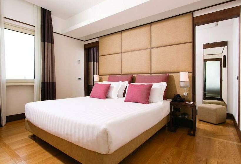 Полулюкс, The Independent