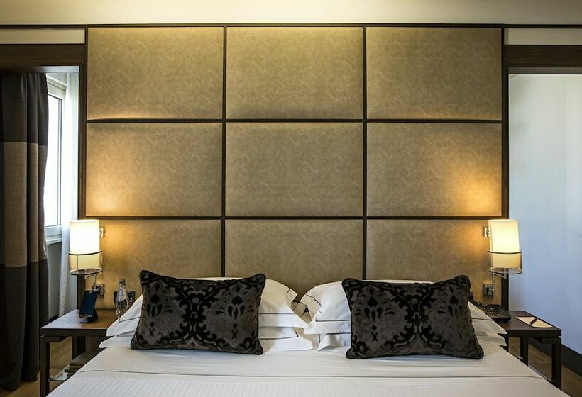 Классический Номер, The Independent