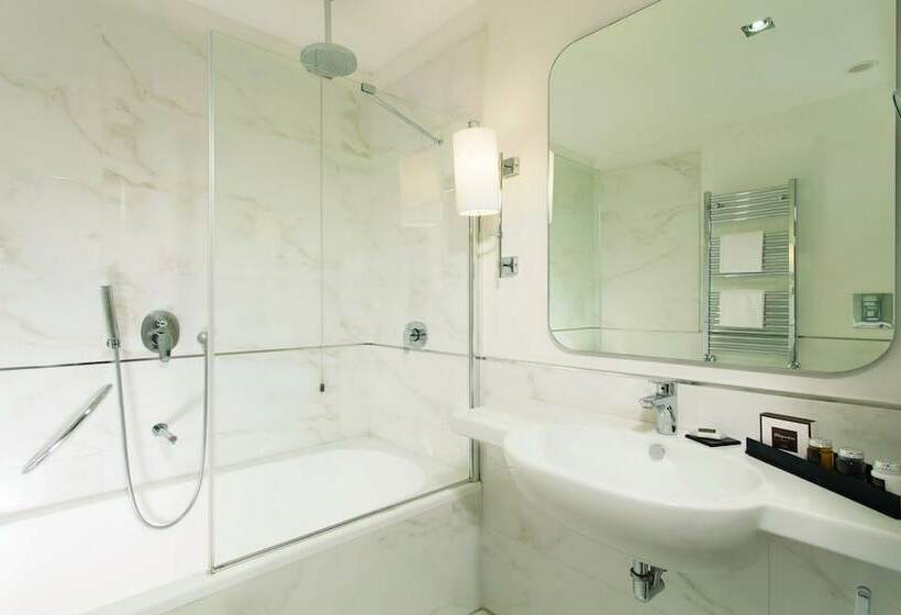 Полулюкс, The Independent