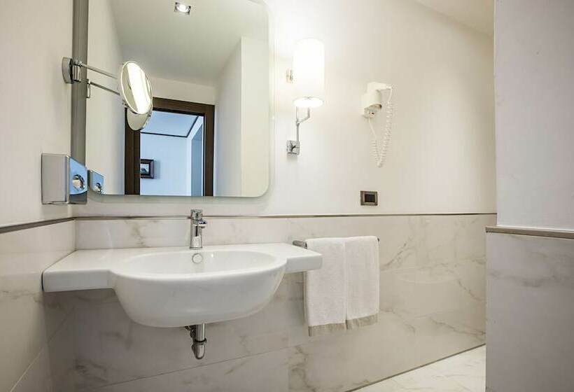 Классический Номер, The Independent