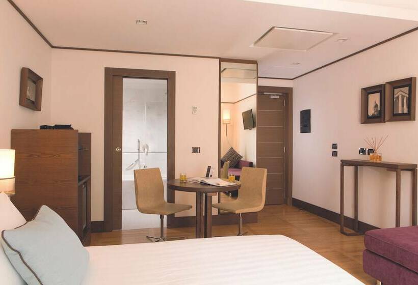 Номер Deluxe, The Independent