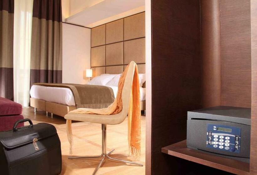 Семейный Номер, The Independent