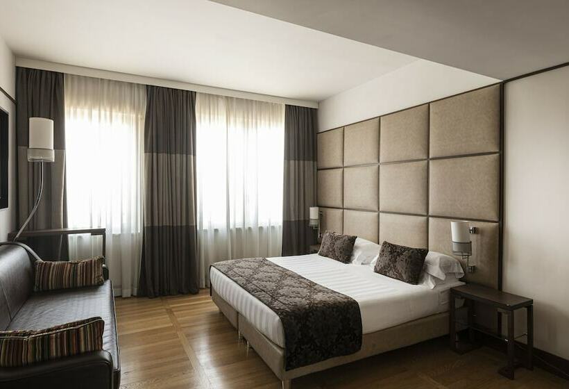 Семейный Номер, The Independent