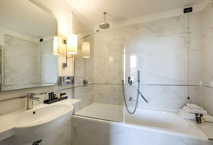 Семейный Номер, The Independent