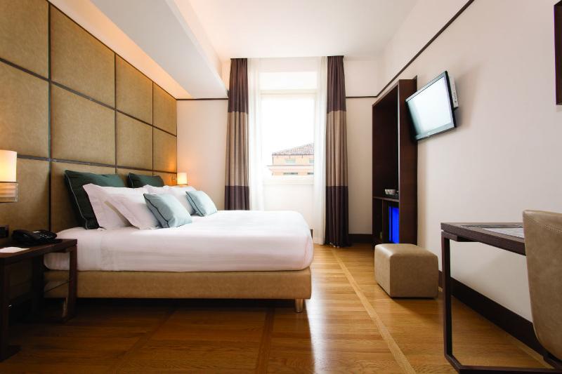 Семейный Номер, The Independent