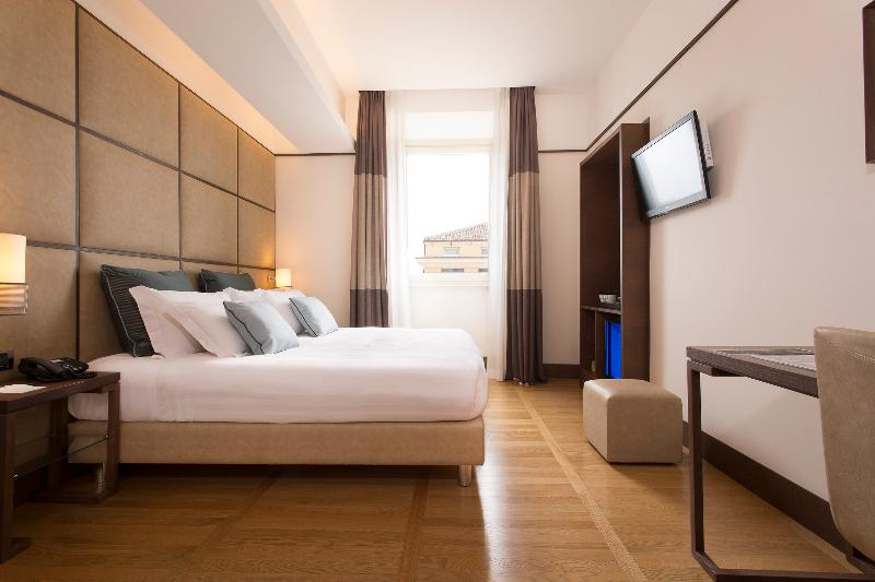 Люкс, The Independent