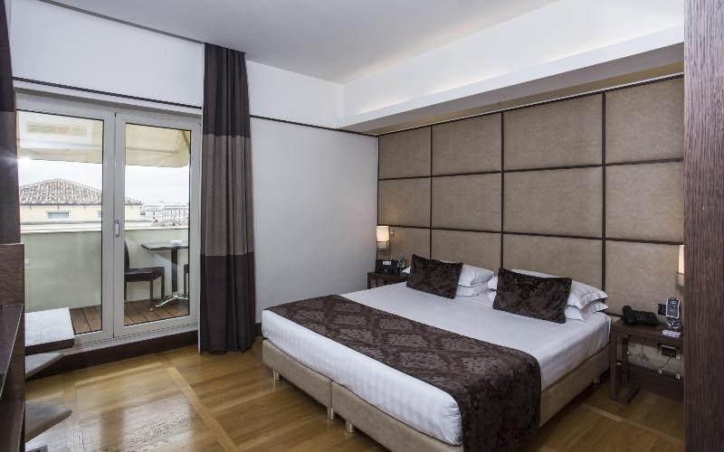 Номер Deluxe, The Independent