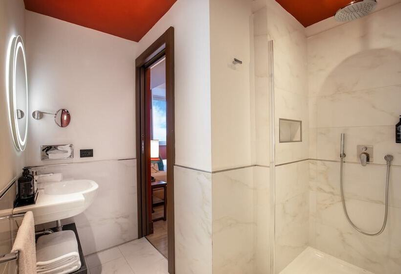 Классический Номер, The Independent