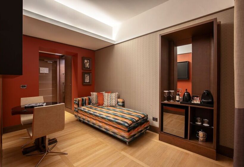 Полулюкс, The Independent