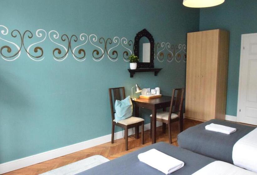اتاق استاندارد سه نفره, Blooms Inn & Apartments