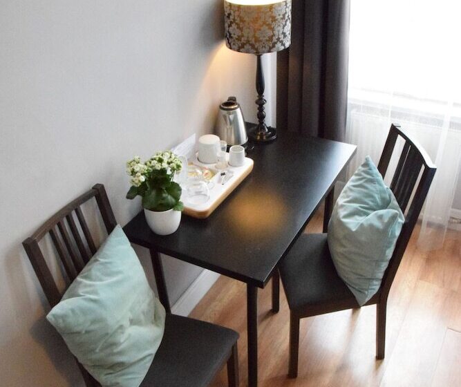 اتاق استاندارد سه نفره, Blooms Inn & Apartments