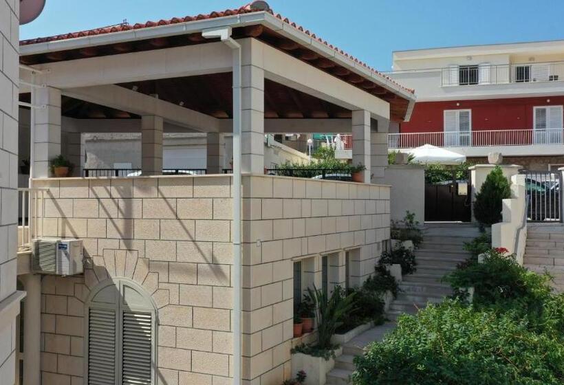 Escritório Estándar, Apartments Villa Sirena