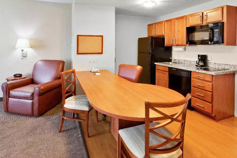 キングサイズベッドのスイートルーム, Candlewood Suites Hazleton, An Ihg