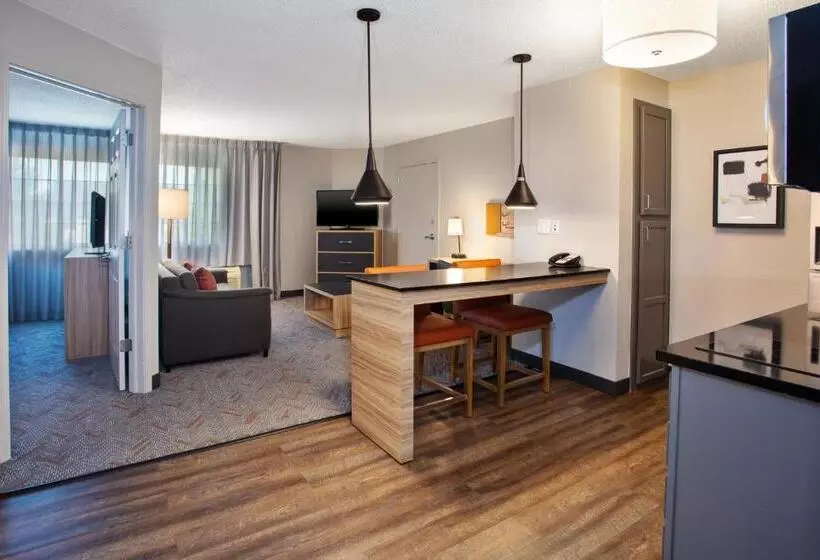 キングサイズベッドのスイートルーム, Candlewood Suites Kenosha, An Ihg